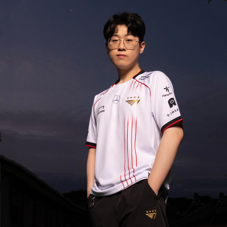 เสื้อยืดทีม T1 แบบเดียวกับใช้ในการแข่งขัน Worlds ของ Faker และ Zeus