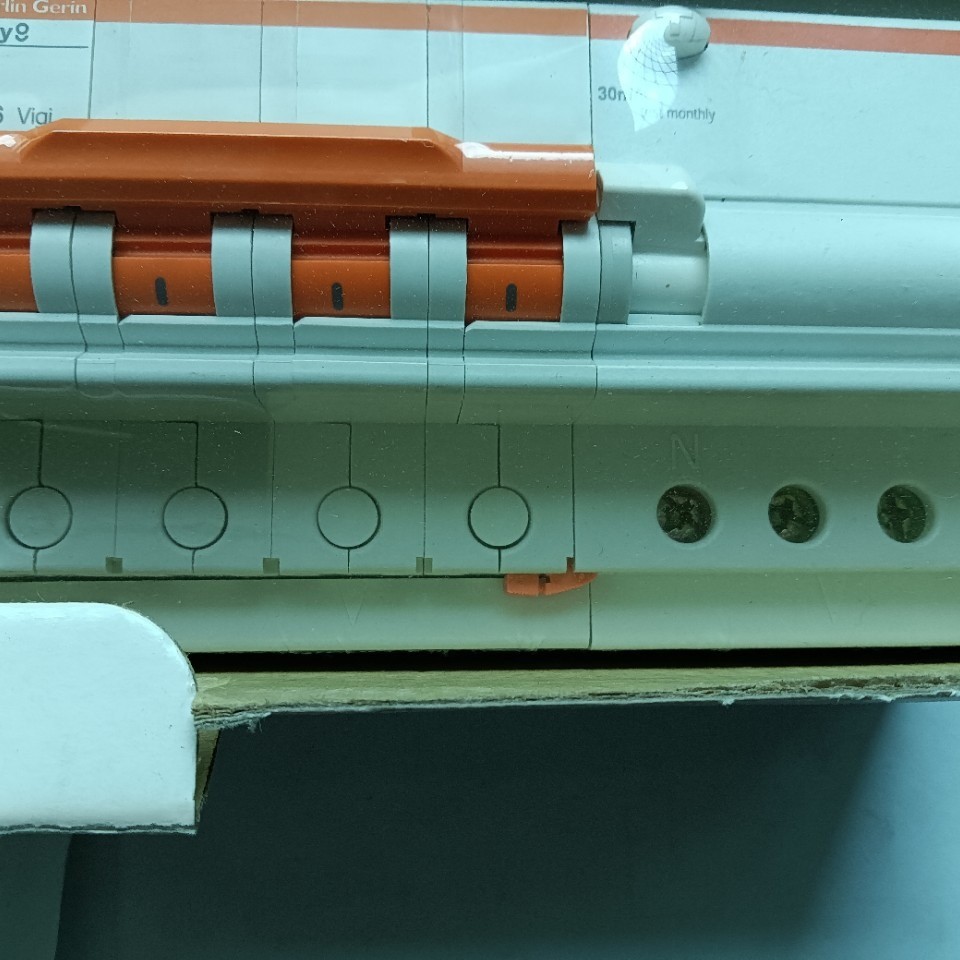 ยี่ห้อใหม่ Original Four-Stage Level Leakage Micro Circuit Breaker EA9RN4C1630C4.6