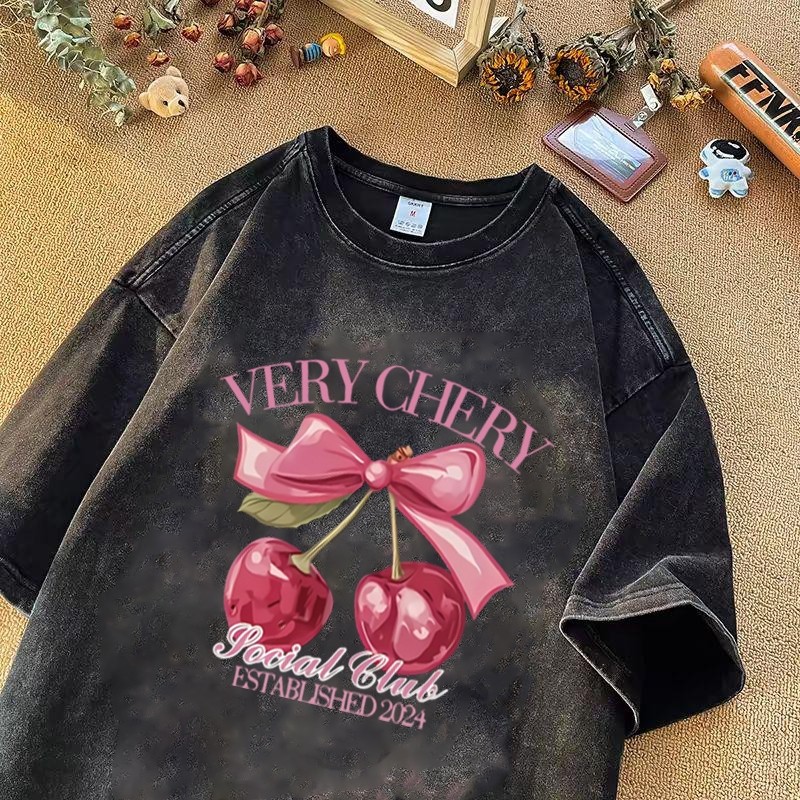 (จัดส่งภายใน 24 ชั่วโมง) เสื้อยืดสีดําดีไซน์ผลไม้เชอร์รี่และการเขียน "VERY CHERY Social Club ESTABLI