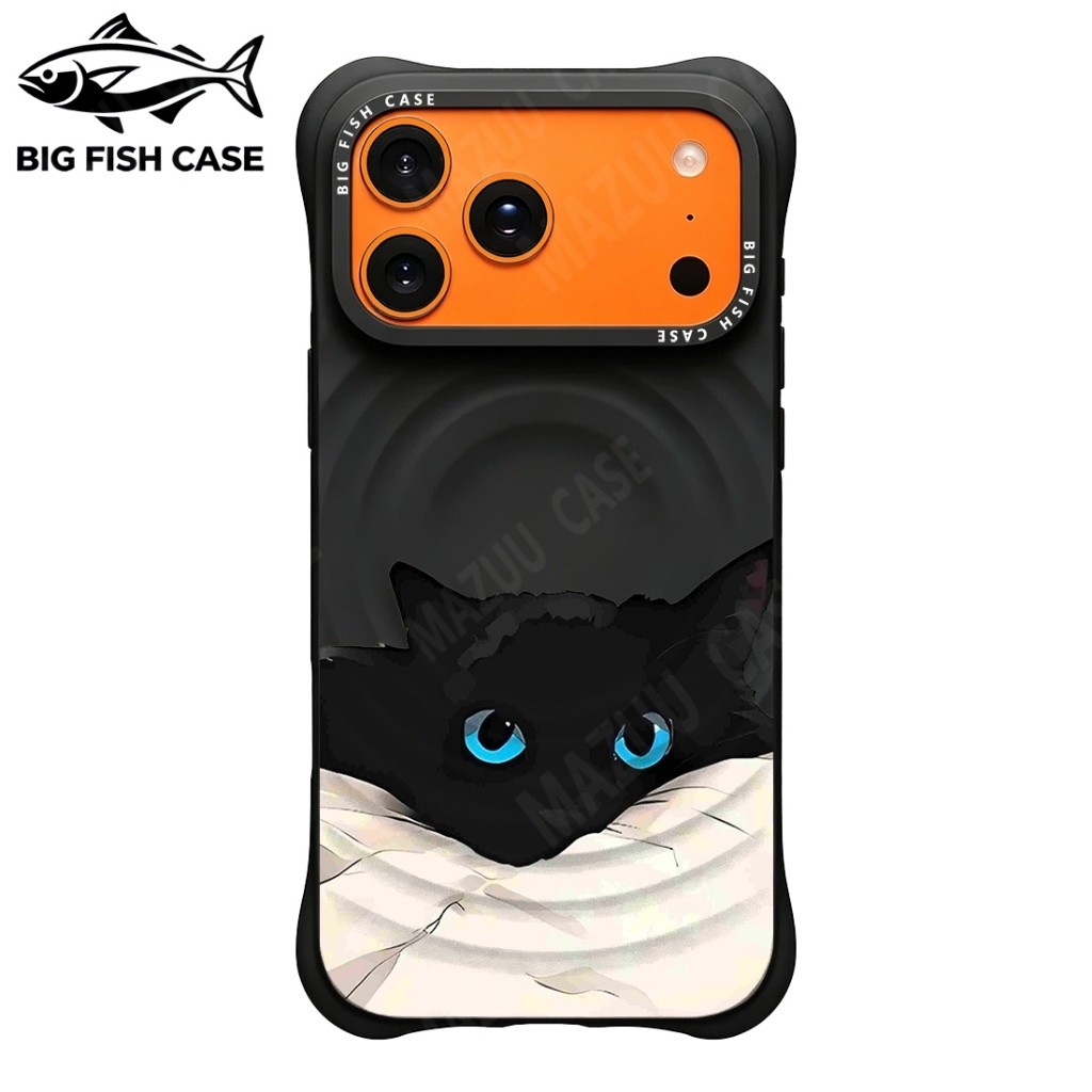 เคสไอโฟน ซิลิโคนสีดำ แม่เหล็ก ลายแมวดำตาใสฟ้าโผล่จากผ้าปูเตียง มุมหนา กันกระแทก สำหรับ iphone17 16 15 14 13 12 11 Pro Ma