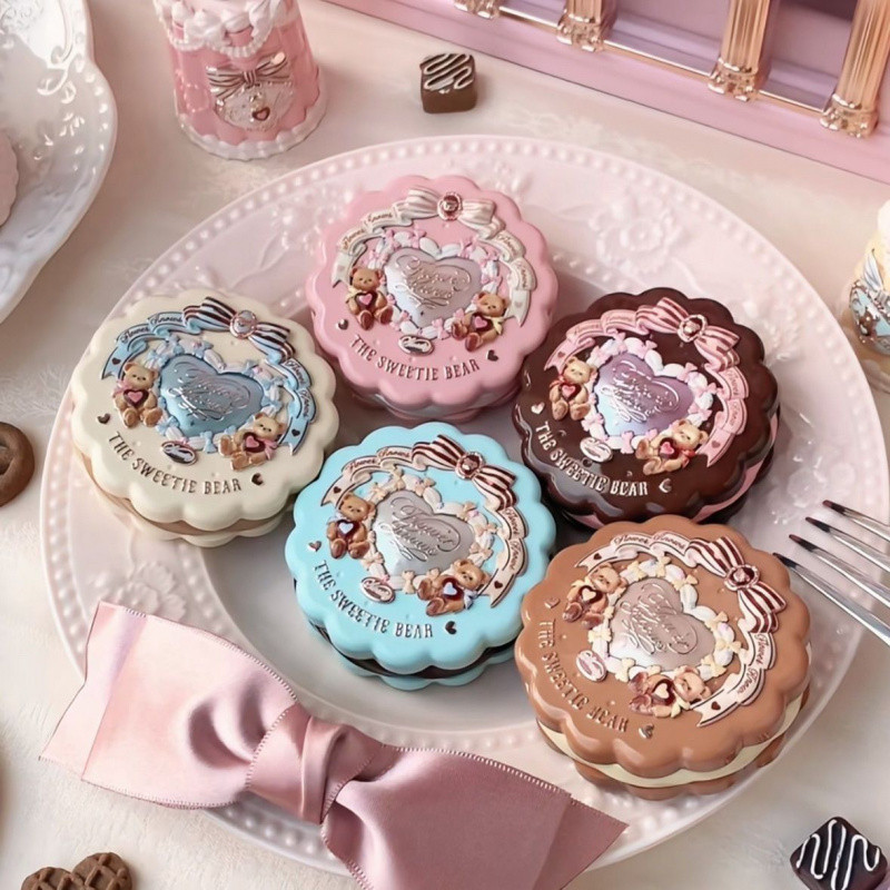 FLOWER KNOWS Sweetheart Little Bear Blusher Silk Satin ขยายสีแป้งด้วยเนื้อละเอียด Rudy Rosy Blusher แต่งหน้าบนใบหน้า