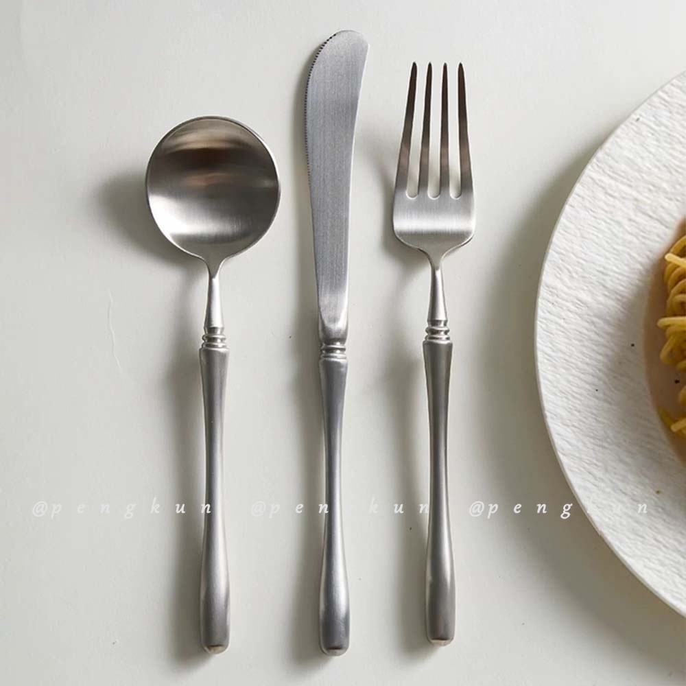 Retro มีดสแตนเลสช้อนส้อม French Palace Western อาหารสเต็กขนมหวานส้อมมีดเนยในครัวเรือน High-End ประณี