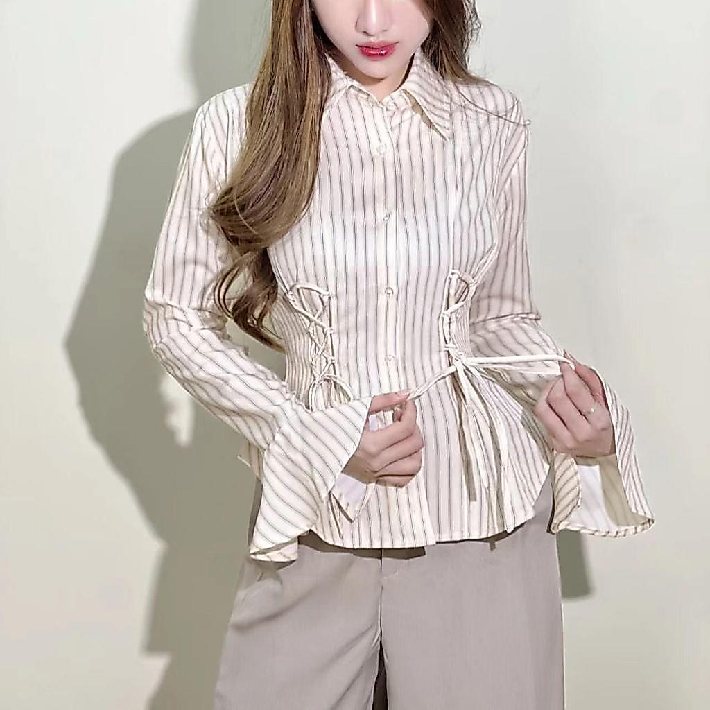 เสื้อเบลาส์ลายทางแขนบานเสื้อเบลาส์ผู้หญิงสีทึบออกแบบเอวเชือกรูดด้านข้างปกเปิดลงหรูหราและฝังศพในสต็อก