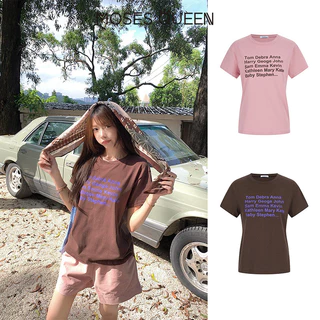 MOSESQUEEN โมเสสควีน เสื้อยืดแขนสั้นพิมพ์ลายตัวอักษรแขนด้านหน้าสําหรับผู้หญิง-ผ่อนคลายและสบายฤดูร้อนคอกลมด้านบนที่เข้ากันกับทุกอย #63852