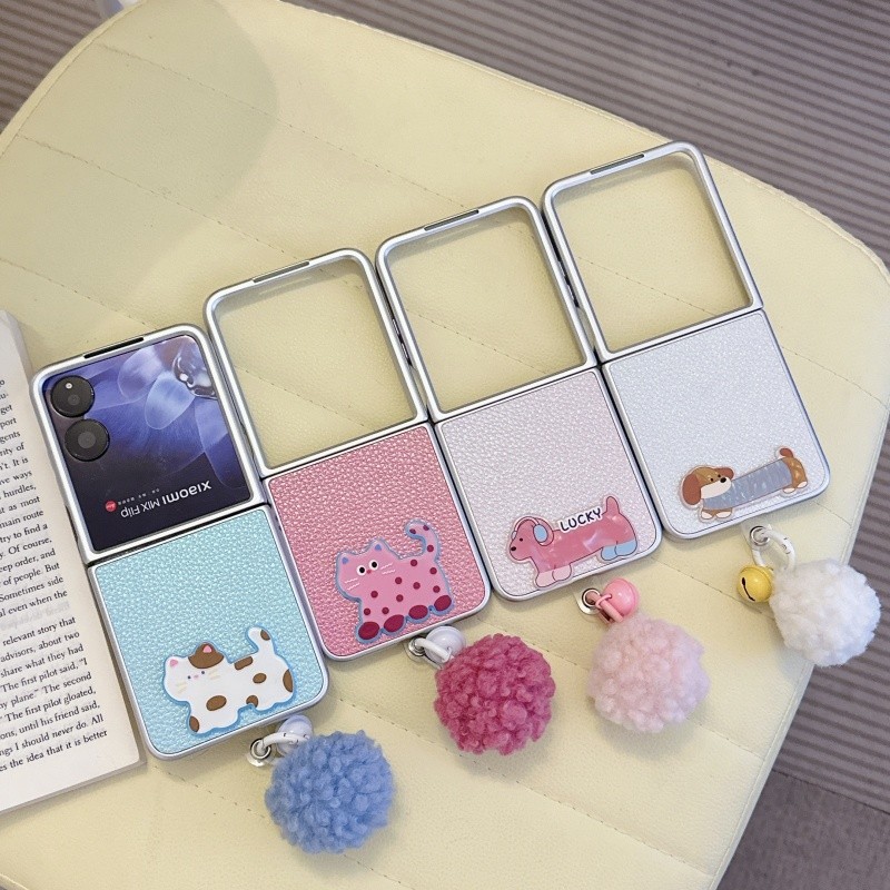 น่ารักการ์ตูนแมวสุนัขลิ้นจี่หนังเคสโทรศัพท์สําหรับ Samsung Galaxy Z Flip 7 Z Flip 7FE Z Flip 6 Z Flip 5 Z Flip 4 Z Flip 3 พร้อมผม Ball Bell กันกระแทกฝาครอบป้องกัน