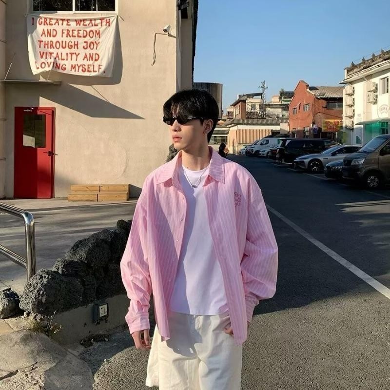 MNO.9 Shirt C26 เสื้อเชิ้ตผู้ชาย แขนยาว คอปก สกรีนอกซ้าย ด้านหลังแต่งจีบไขว้ เสื้อเชิ้ตคอปกMan Cloth