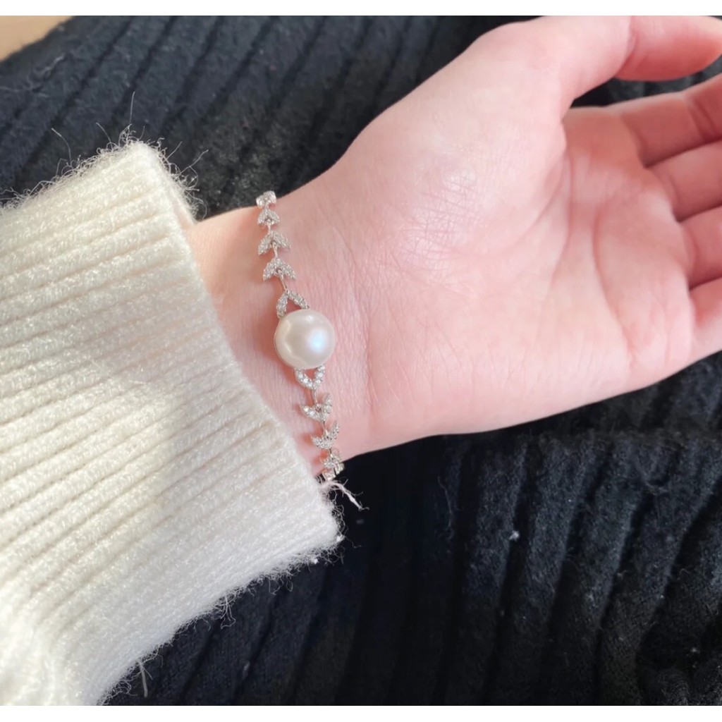 Apm Monaco สร้อยข้อมือเงินสเตอร์ลิง S925 ออกแบบแบบไข่มุกธรรมชาติและกลีบดอกไม้ ปรับขนาดได้