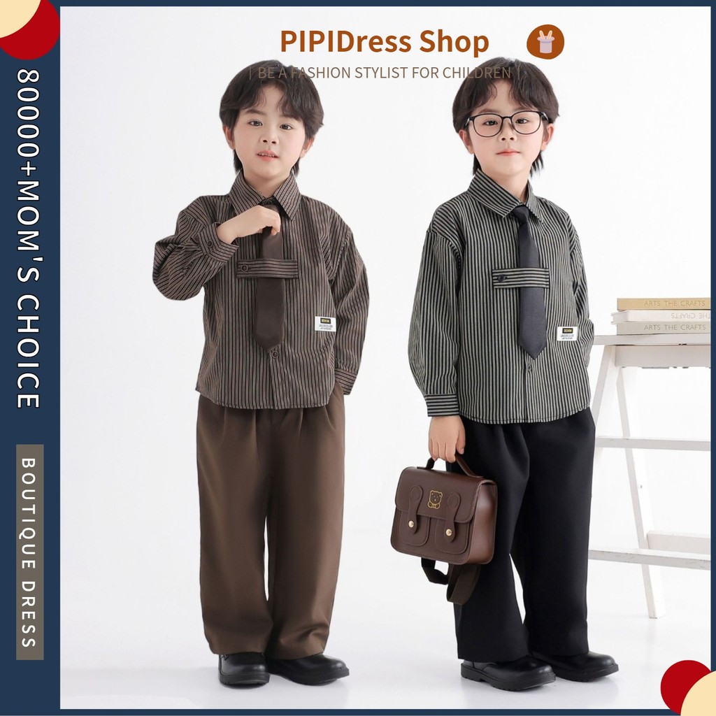 【สินค้ามีในสต็อก】PiPi Dress Shop ชุดวาสน์เด็กชายเสื้อเชิ้ตลายเส้น｜ ตกแต่งคอสายยืนยันตัว + กางเกงขายาวสวมสบาย，สไตล์โรงเรียนโบราณ｜ ใช้สำหรับพิธีจบการศึกษา、งานเล่นเกมส์、กิจกรรมชั้น｜ ชุดวาสน์คุณภาพสูงสำหรับเด็กชาย