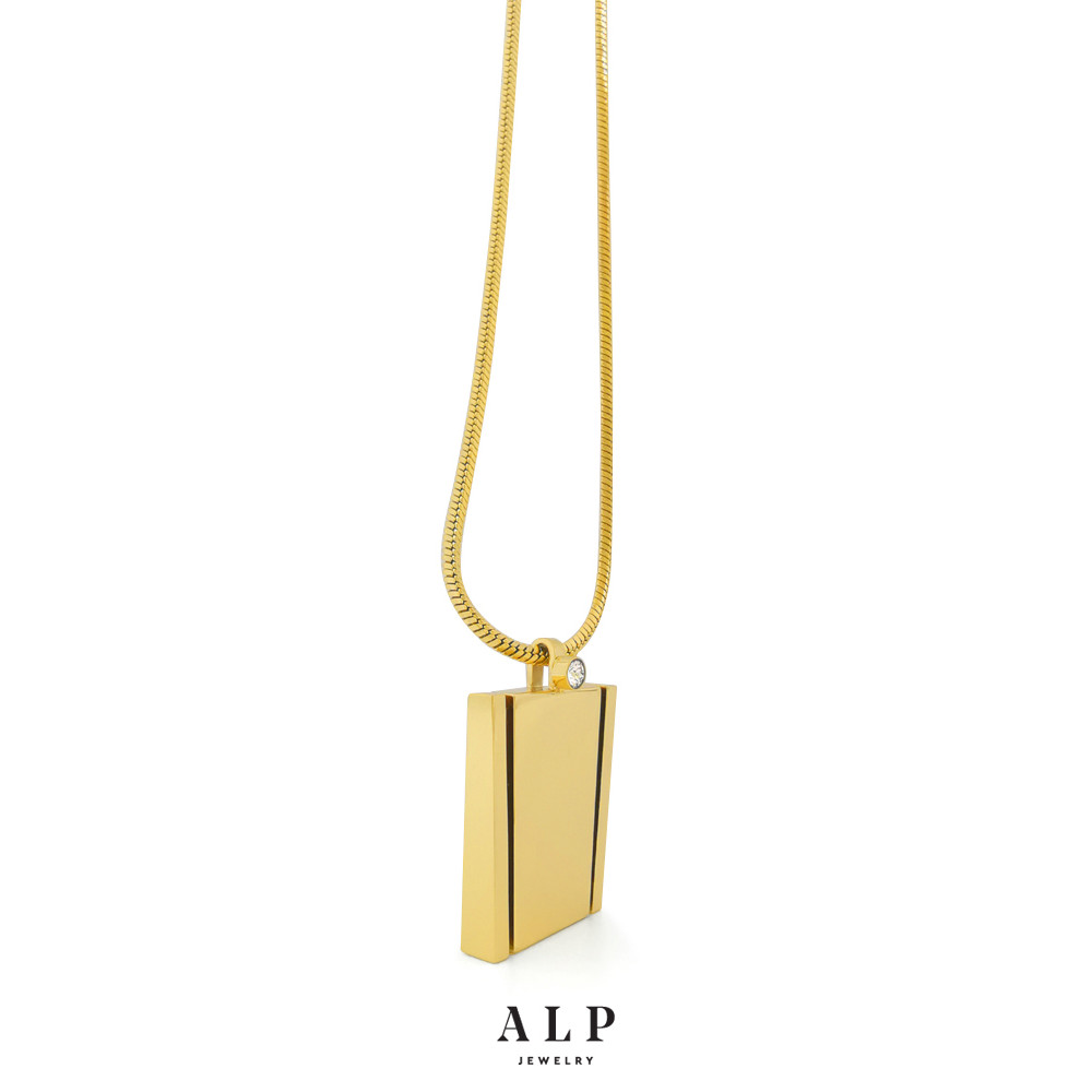 จี้คริสตัลคุณภาพสูงจาก ALP JEWELRY ด้วยดีไซน์คลาสสิกและป้ายสร้อยคอน้ำเงินกลางแบบ matte