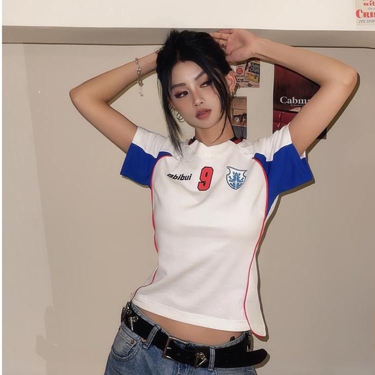 Hotgirl พร้อมส่ง เสื้อยืดคอวีพิมพ์ลายตัวอักษรแฟชั่นสำหรับผู้หญิง สไตล์สปอร์ตย้อนยุคสุดเซ็กซี่ของอเมริกัน สวมใส่สบาย