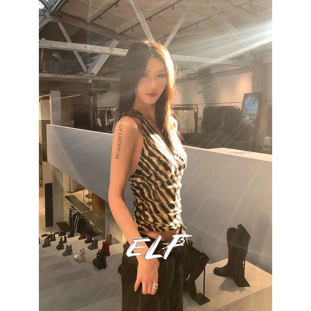 เสื้อครอปคล้องคอดีไซน์เว้าหลัง พิมพ์ลายม้าลายพร้อมสายผูก