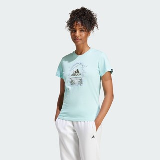 adidas ไลฟ์สไตล์ เสื้อยืดพิมพ์ลาย Mystic ผู้หญิง สีเทอร์คอยส…