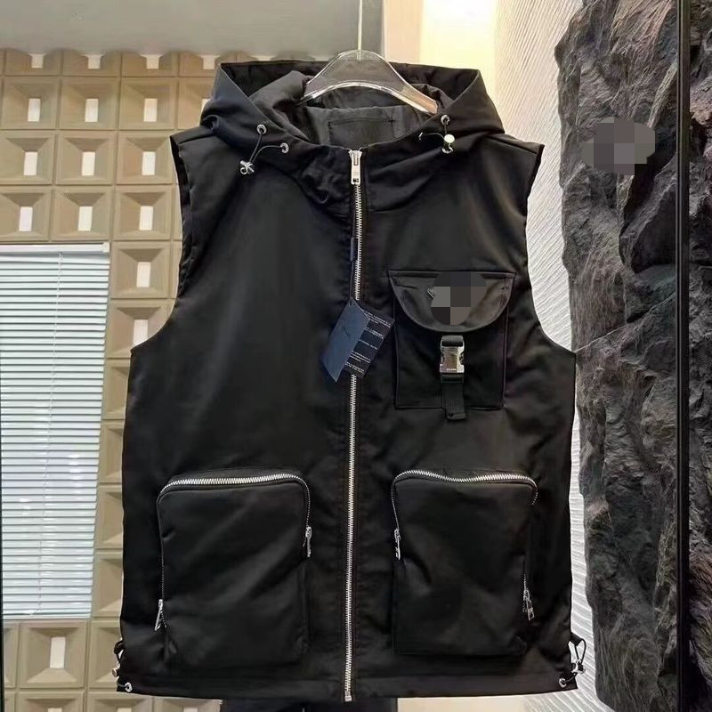 2024 ฤดูใบไม้ร่วง High-End สามเหลี่ยมโลโก้ Multi-Pocket Hooded Workwear แฟชั่นเสื้อกั๊กผู้ชายหรูหราเสื้อแขนกุดอินเทรนด์ d