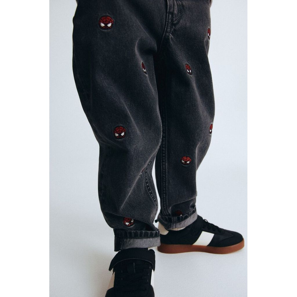 H&M(เอชแอนด์เอ็ม) กางเกงยีนส์พิมพ์ลายทรงพอดีตัว Boys Regular Fit Printed  jeans 1303473_2