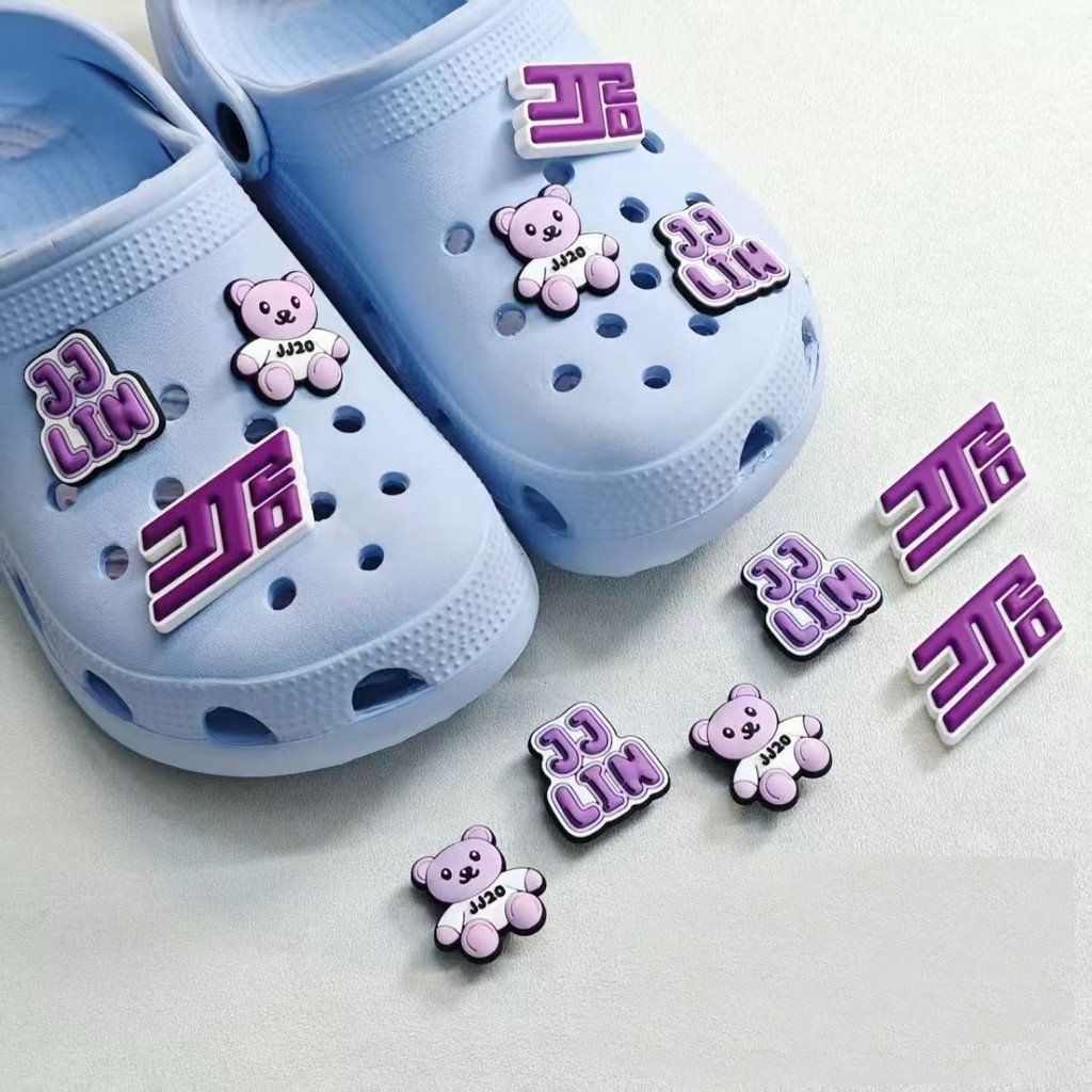 สินค้าในประเทศ JJ20 Lin Junjie Concert สินค้าสีม่วง PVC Hole รองเท้าดอกไม้หัวเข็มขัดรองเท้า Cheer สี