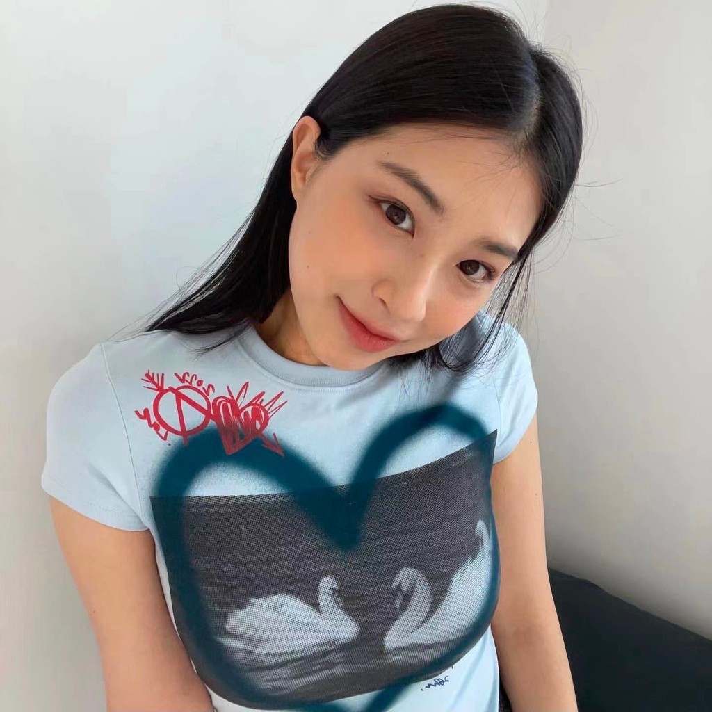 [i4p Studio] เสื้อยืดแขนสั้น Swan Print Heart สไตล์Slim-Fit Crop