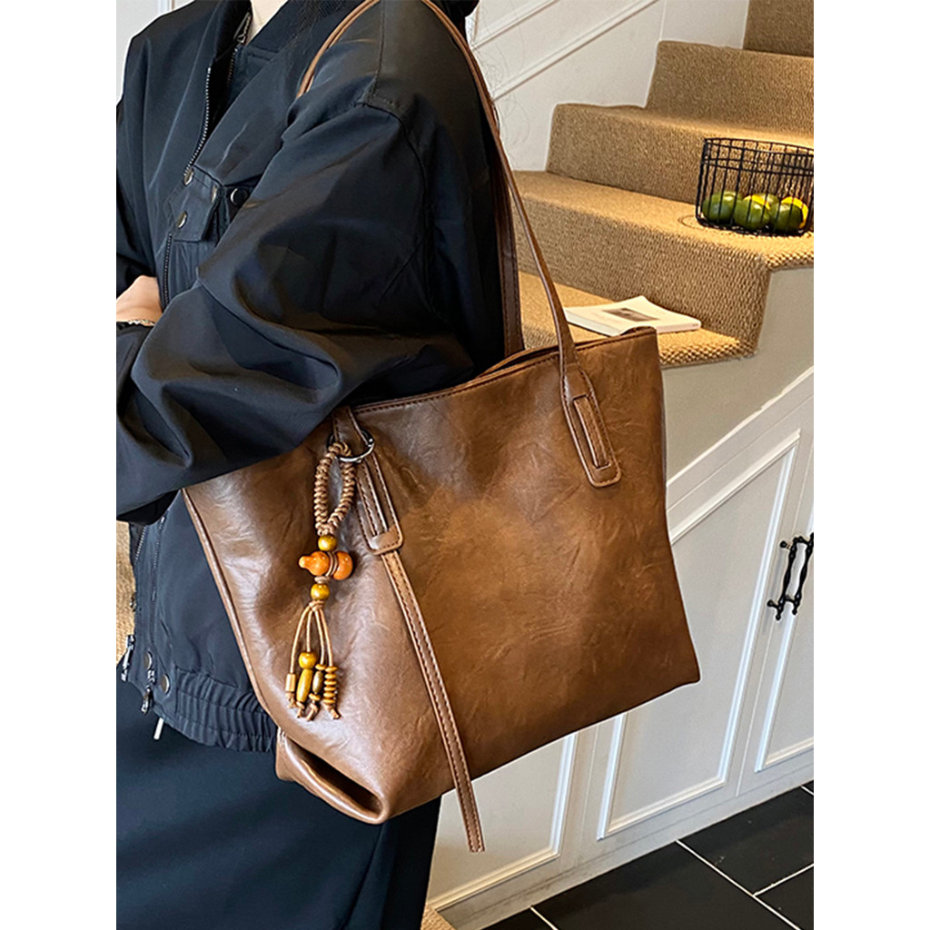 กระเป๋าสะพายDesigner Retro สำหรับฤดูใบไม้ร่วงและฤดูหนาว ขนาดใหญ่ ความจุสูง Lyn Thailand