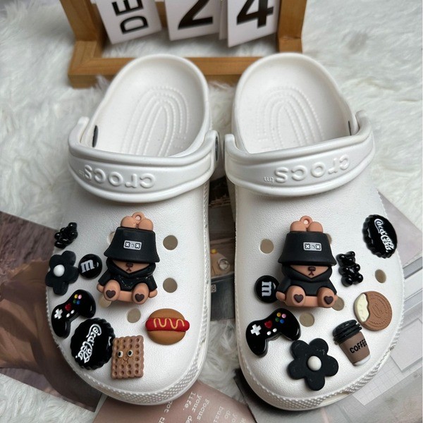jibbitz crocs ของแทั jibbitz crocs ใหม่รองเท้าหลุมทําเองที่ถอดออกได้เรซิ่นอุปกรณ์เสริมสีดําน่ารักถัง