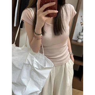 เสื้อครอปแขนสั้นสำหรับผู้หญิงตัวนี้มาพร้อมดีไซน์คอยูกว้าง ตัดเย็บจากผ้าฝ้าย สวมใส่สบาย ทรงเข้ารูป เสื้อยืดคอยูตัวนี้ทร