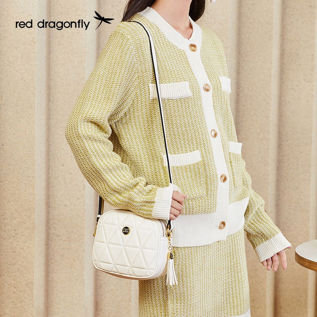 กระเป๋า messenger สไตล์ Red Dragonfly Chanel ดีไซน์ใหม่ พร้อมสายโซ่และคริสตัล เหมาะสำหรับสะพาย