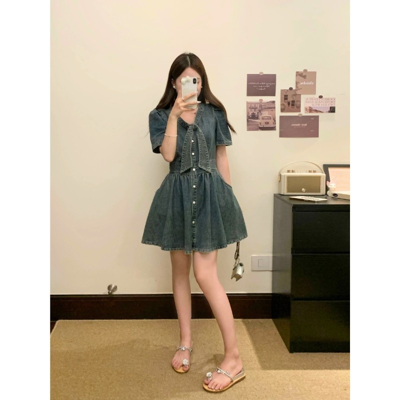 【EVIOVIO】S-XL พร้อมส่งในไทย❗เดรสยีนส์แต่งโบว์หน้า สไตล์เกาหลี ทรงคุณหนู ดูแพง ชุดออกงาน ชุดเที่ยว คาเฟ่ สาวอวบ💟