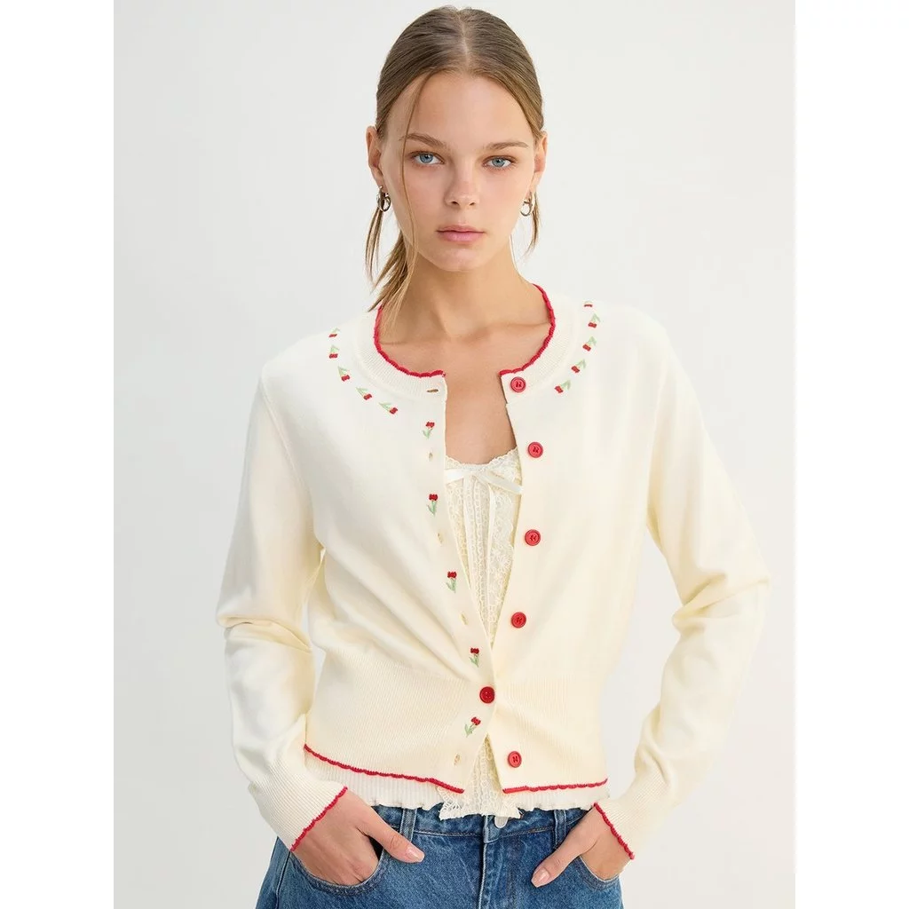 [Pomelo] เสื้อคาร์ดิแกนแต่งขอบสีเชอร์รี่ / Cherry Trim Button Cardigan