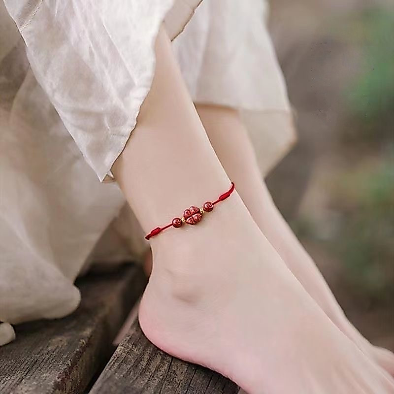 ชุดสร้อยข้อมือและข้อเท้าสตริงสีแดงปรับขนาดได้ มีเกจิพรวด้วยใบโคลเวอร์สี่แฉก