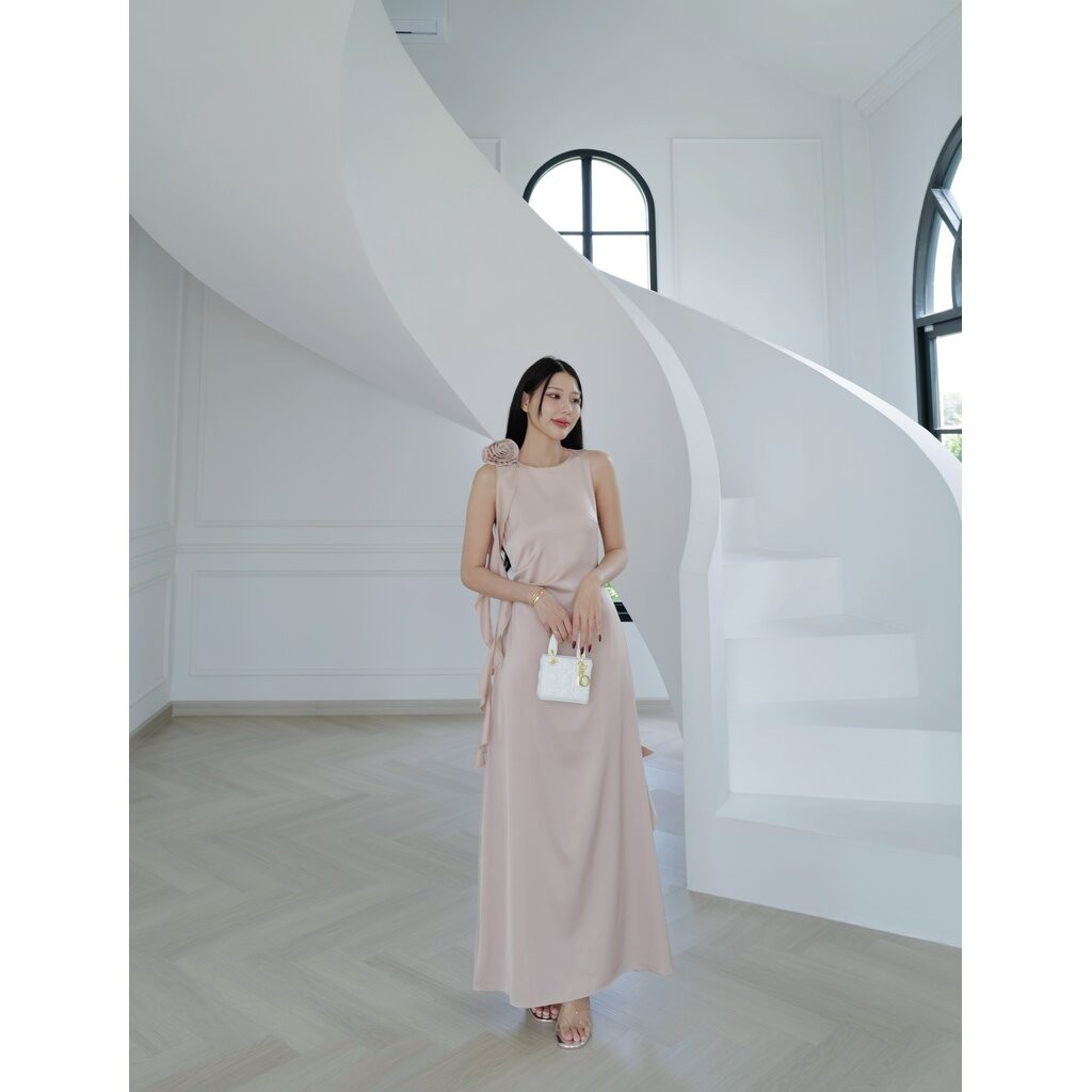 #5066#Eve เดรสยาวผ้าซาตินมีสายแต่งระบายข้างทำย่นๆ จับจีบช่วงเอว มีเข็มกลัดดอกไม้ถอดได้ - รูปที่ 4