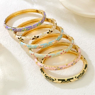 สร้อยข้อมือลายโคลเวอร์สี่ใบ สไตล์ย้อนยุคและขยาย ในสไตล์ดอกไม้ห้าใบ เปิด