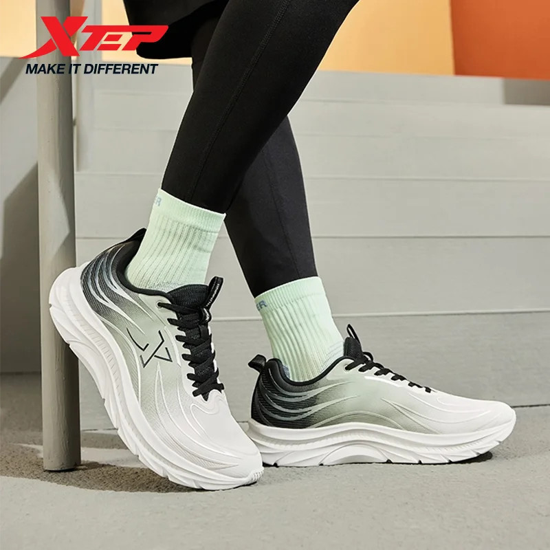 XTEP QINGYUE FW รองเท้าผู้ชาย รองเท้ากีฬา กันน้ำ ลดแรงกระแทก เด้งกลับ กันลื่น ทนทาน — صورة 4