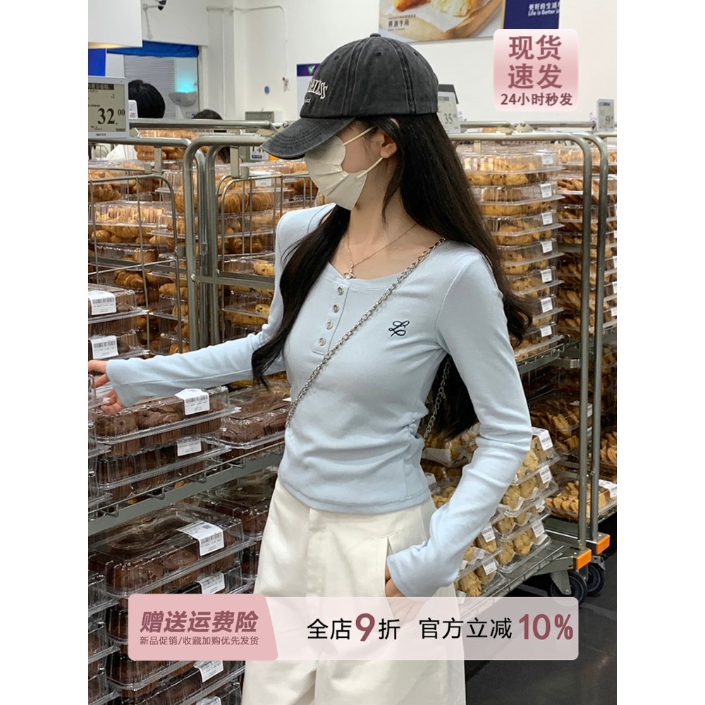 เสื้อแขนยาวพิมพ์ลายซีรีย์ Miu สีฟ้าอ่อน คอตief ไหล่เพรียว เสริมลุคเรียวบางสำหรับผู้หญิง