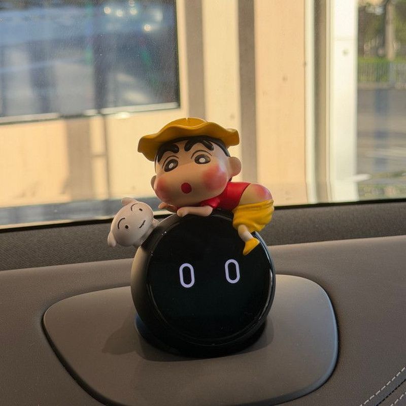 Weilai nomi หมวก Crayon Shin-Chan หุ่นยนต์รถข้าวเหนียวหมวกกันน็อคตกแต่งตกแต่งอุปกรณ์ตกแต่งภายในรถยนต