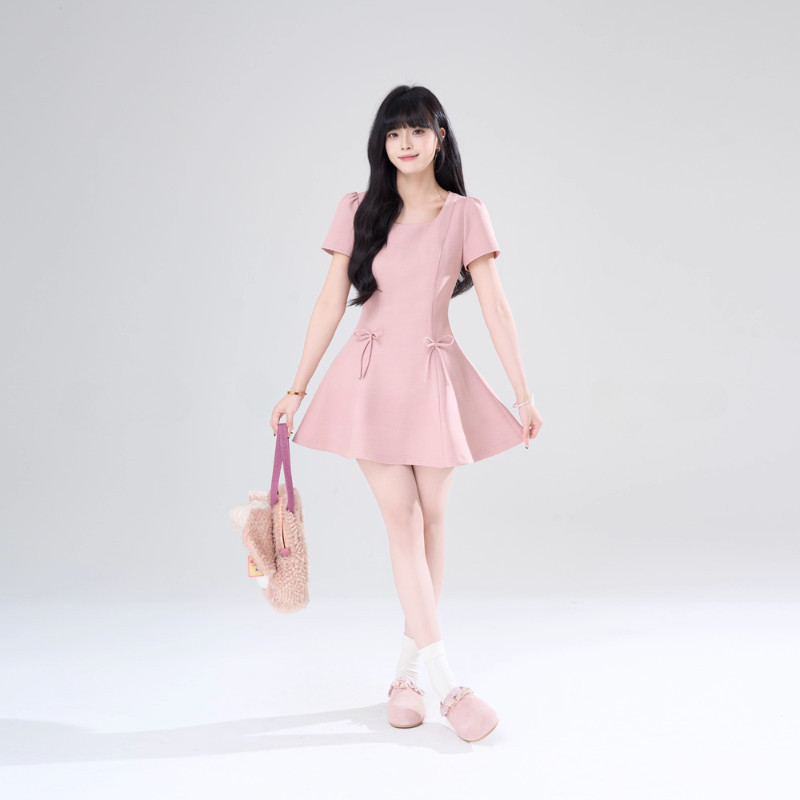 【S-3XL】 ชุดเดรสสั้นแฟชั่นผู้หญิง แขนสั้น เอวเข้ารูป ทรง Aline คอกลม ดีไซน์โบว์ข้าง น่ารักสไตล์เกาหลี