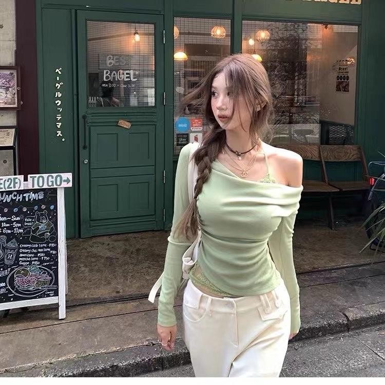 Jayleen outfit : Luna เสื้อแขนยาวปาดไหล่ โชว์งานลูกไม้