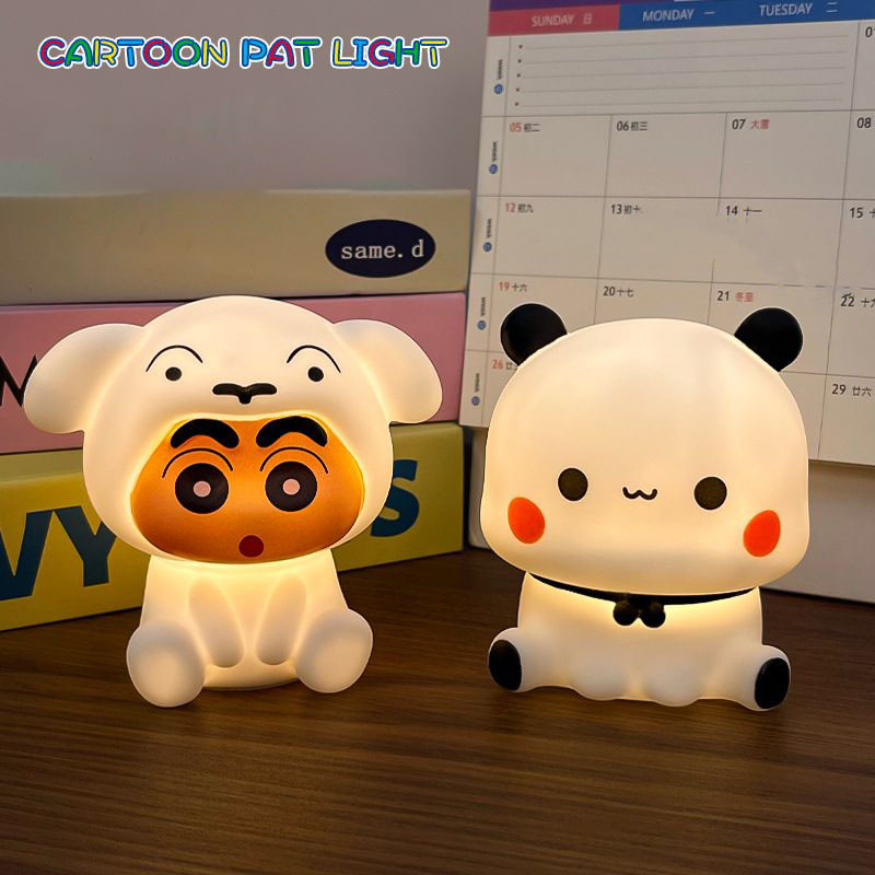 Crayon Shin-Chan Panda Yier Bubu Night Light ของเล่นเรืองแสงน่ารักโคมไฟข้างเตียงเด็กวันเกิดของขวัญคริสต์มาส