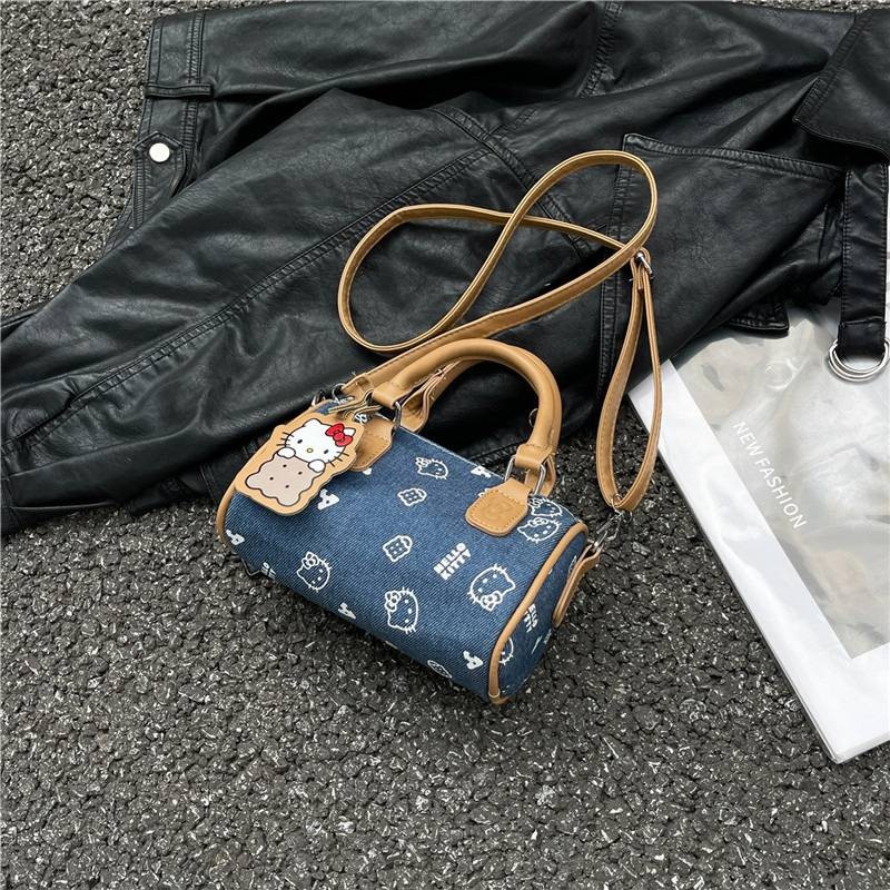 กระเป๋าโบว์ลิ่งผ้ายีนส์ Hello Kitty ดีไซน์น่ารัก พร้อมมอบเป็นของขวัญให้คนสำคัญ - รูปที่ 5