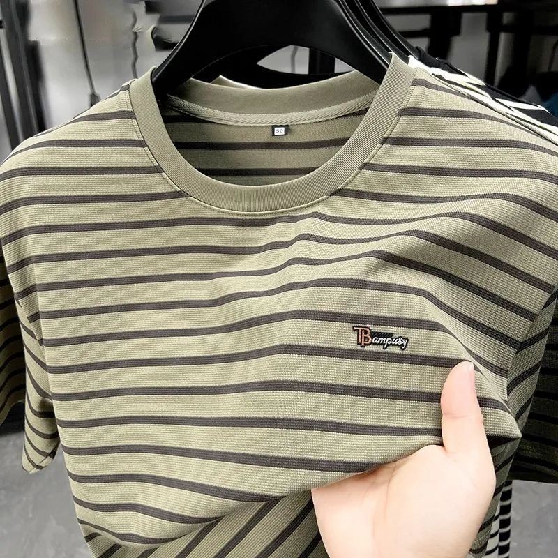เสื้อยืดแขนสั้นสไตล์อินเทรนด์สำหรับผู้ชาย ทรงหลวม มีลายรอบตัวและสีบล็อก