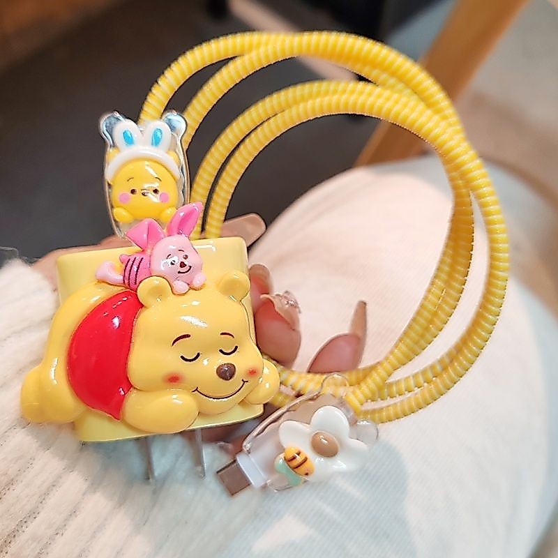 การ์ตูนน่ารักหมีพูห์ 18w/20w ชุดตัวป้องกันเครื่องชาร์จเคสชาร์จตัวป้องกันสายเคเบิลเข้ากันได้สําหรับ iPhone11 12 13 14 15 16pro max