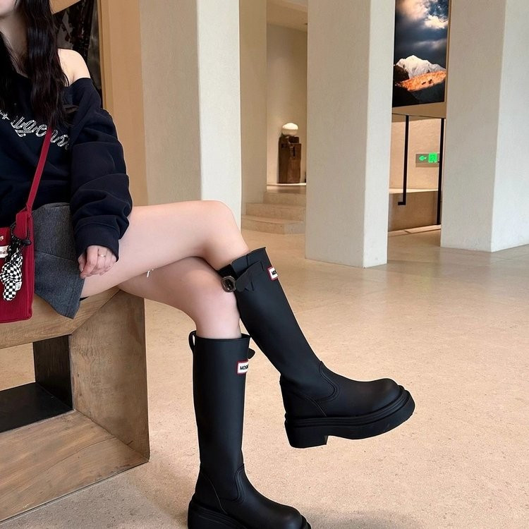 รองเท้าสไตล์ใหม่ High-top กันลื่น สีแดงPU สวมใส่กลางแจ้งได้ทุกฤดูกาล