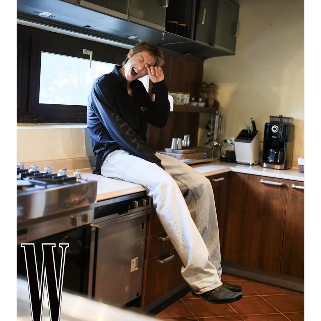 MAIN CHARACTER ARTWORK เสื้อยืด