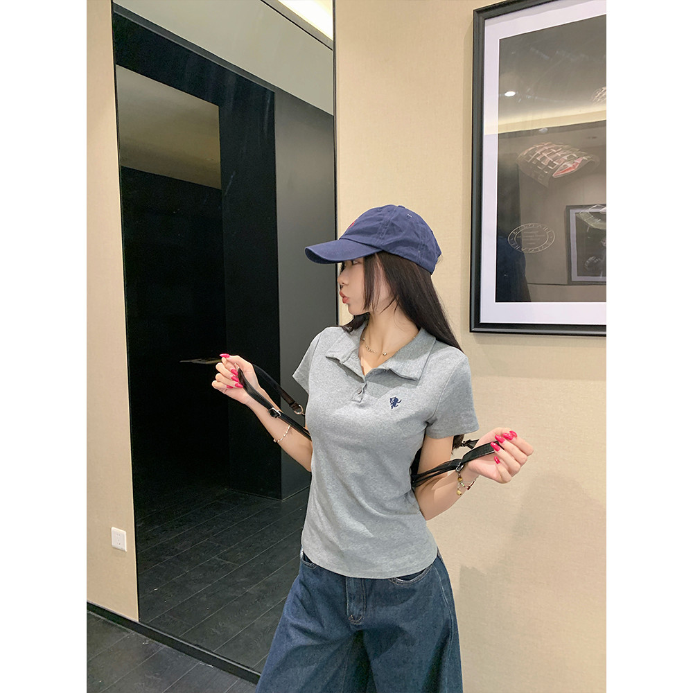 Moses Queen/Queen of Mercy เสื้อยืดแขนสั้นคอโปโลสีเทาสไตล์เกาหลี ปักลายลําลองอเนกประสงค์ เสื้อยืดแขนสั้นทรงตรงทรงเข้ารูป - รูปที่ 2