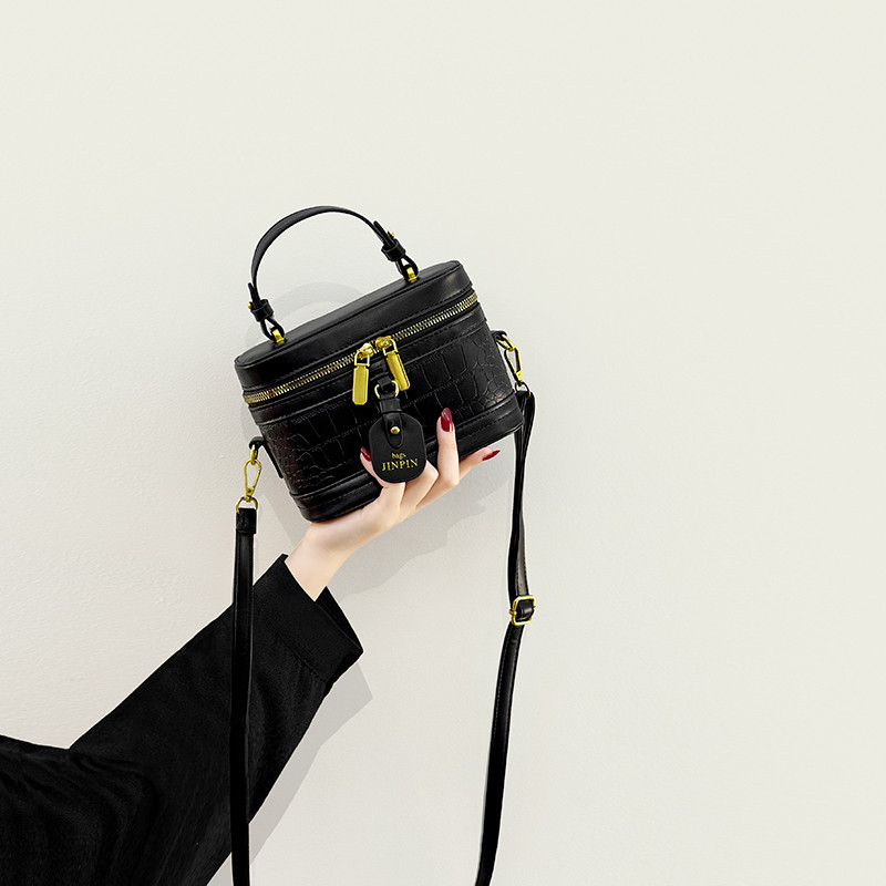 Thailand Lyn Brand กระเป๋าสะพายข้างมีดีไซน์ใหม่ปี 2024 สไตล์ใบไม้ผลิน่ารัก เหมาะสำหรับทุกโอกาส (พร้อ