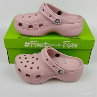 2W2R croos Influencer สไตล์ Cloud Hole รองเท้าผู้หญิงความสูงหนา Soled Breathable Anti-Slip Stepping on Shit รองเท้าแตะรองเท้าแตะ Baotou