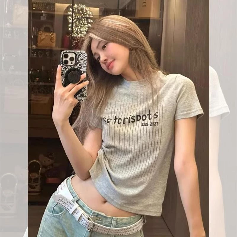 เสื้อยืดแขนสั้นสีเทาสไตล์ย้อนยุคสไตล์อเมริกันสำหรับผู้หญิงในช่วงฤดูร้อนปี เสื้อตัวสั้นทรงเข้ารูปสุดเก๋และน่ารัก