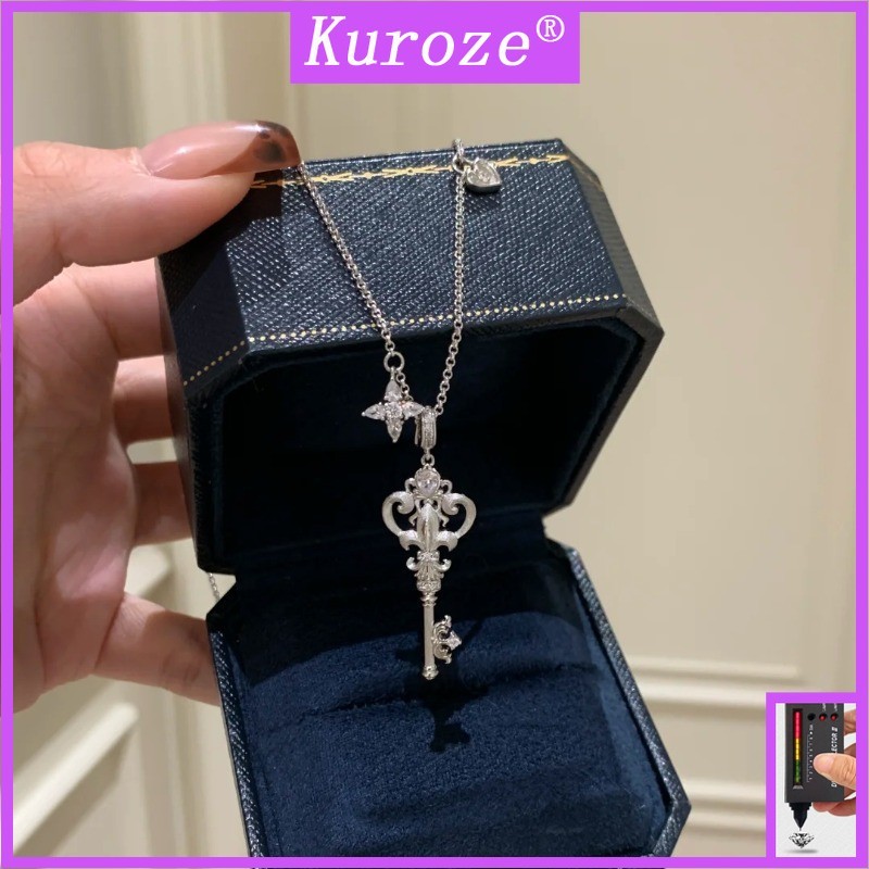 KurozeVintage Brushed Iris Key จี้สร้อยคอสําหรับผู้หญิงที่มีการออกแบบฝังที่หรูหราและความรู้สึกระดับไ