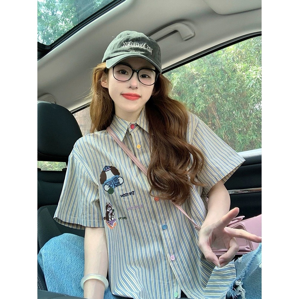 Dahong  💖 W662  เสื้อเชิ้ตแขนสั้นผู้หญิงเกาหลี oversize ทรงย้อนยุค เสื้อเชิ้ตลายทาง  ปักลายลูกแมว ปกเสื้อผ้าฝ้ายแท้