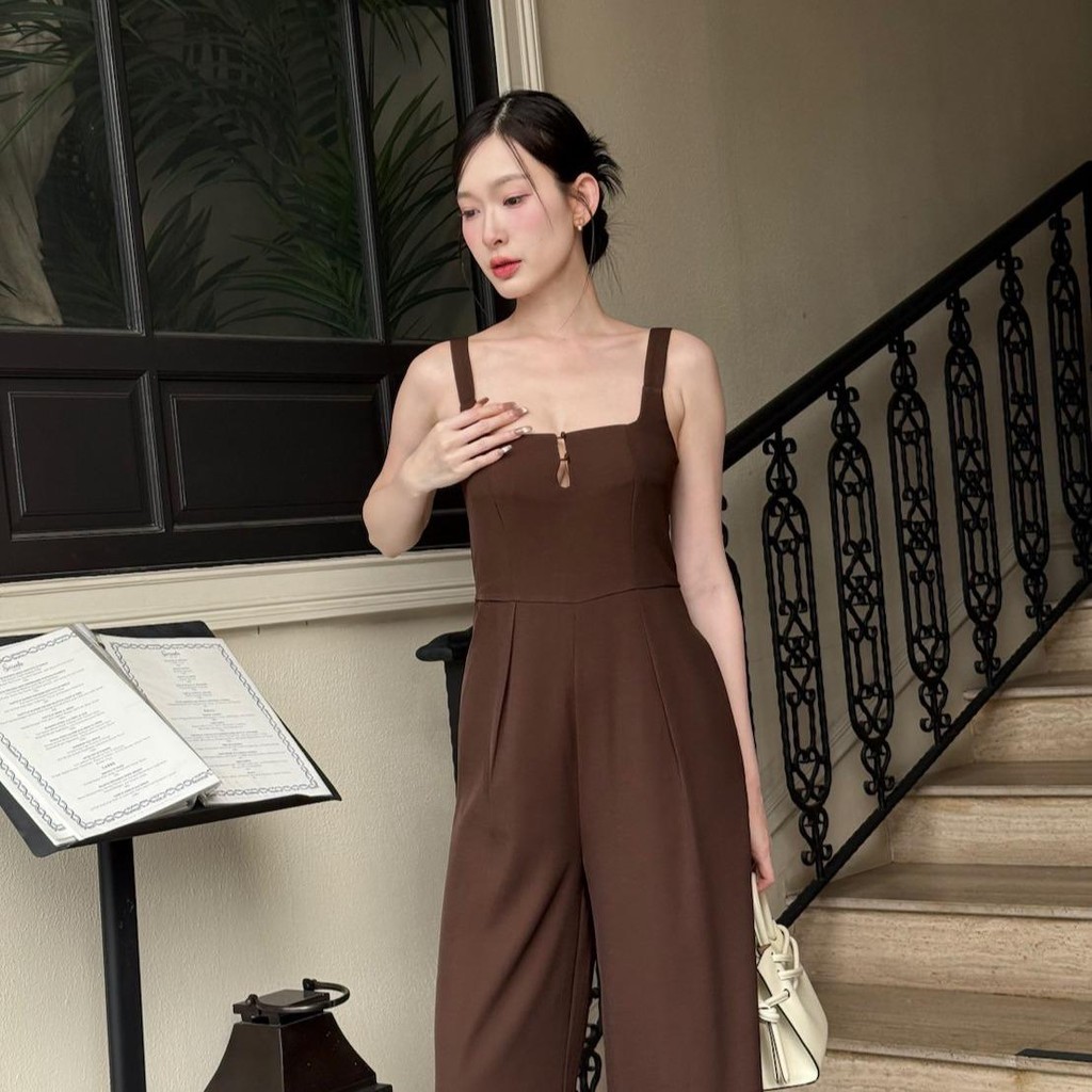 Everly Jumpsuit - จั้มสูทแต่งงกระดุมหน้าอก มีซิปด้านหลัง สายเสื้อปรับได้ กางเกงมีกระเป๋า RTW.K
