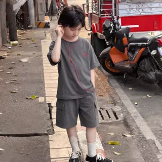 Mikyolike 2-12 ปี เสื้อผ้าเด็กผู้ชายเท่ๆ ดูดีทันสมัย กางเกงคาร์โก้ขาสั้นเด็กผู้ชาย เสื้อเด็กผู้ชาย ผ้าฝ้ายแท้