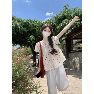 Chili Koko เสื้อแขนพองสั้นผู้หญิง เสื้อเชิ้ตแขนสั้นชายลูกไม้ลายจุด เสื้อเชิ้ตสีฟ้าคอกลมจีบหลวมๆ ในช่วงฤดูร้อน W646