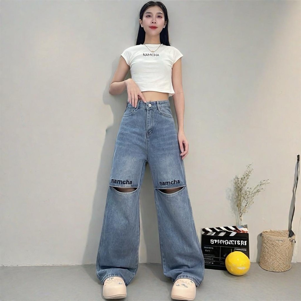 NAMCHA กางเกงยีนส์กระบอกกลางเอวสูง ปักNAMCHA แต่งขาดเข่า 2544